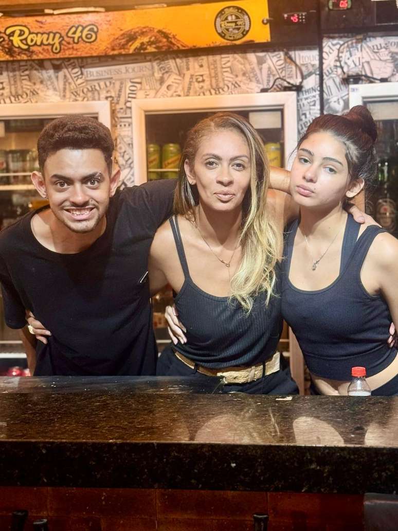 Os filhos de Vanessa, Victor, 20 e Giulia Amy, 16, ajudam no restaurante
