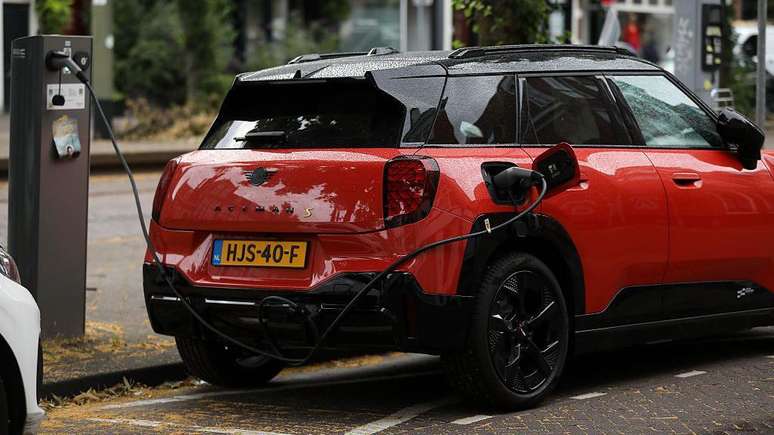 A cidade de Haia, na Holanda, vem aumentando a quantidade de pontos de carregamento de ve&iacute;culos el&eacute;tricos para incentivar o seu uso