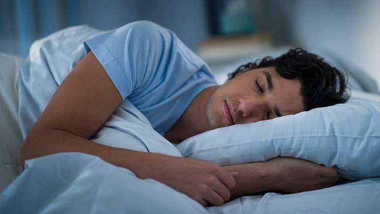 "Enquanto sonhamos [fase REM], repetimos o que foi aprendido durante o dia, o que ativa os mesmos neur&ocirc;nios e refor&ccedil;a suas conex&otilde;es", segundo a professora Noelia Valle