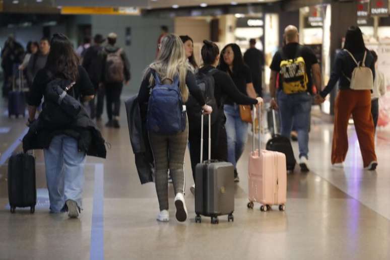 Especialista aponta que empresas podem adotar medidas que incluem reduzir o n&uacute;mero de voos ou otimizar rotas com menor ocupa&ccedil;&atilde;o para conter os custos