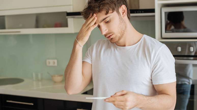 Quando a necrose ocorre em &oacute;rg&atilde;os internos, os sinais podem ser mais discretos e se manifestar como dor localizada, febre, mal-estar geral, queda da press&atilde;o arterial e sinais de infec&ccedil;&atilde;o sist&ecirc;mica &ndash; depositphotos.com / IgorVetushko