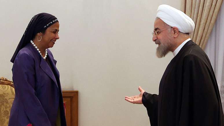 Delcy Rodr&iacute;guez, ent&atilde;o ministra das Rela&ccedil;&otilde;es Exteriores da Venezuela, em um encontro em Teer&atilde;, em 2015, com Hassan Rouhani, que era o presidente do Ir&atilde;