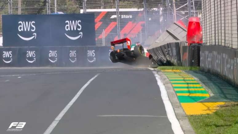 ఫార్ములా 3 స్ప్రింట్ రేసు జట్టు సభ్యులతో కూడిన ప్రమాదం కారణంగా ముందుగానే ముగిసింది.