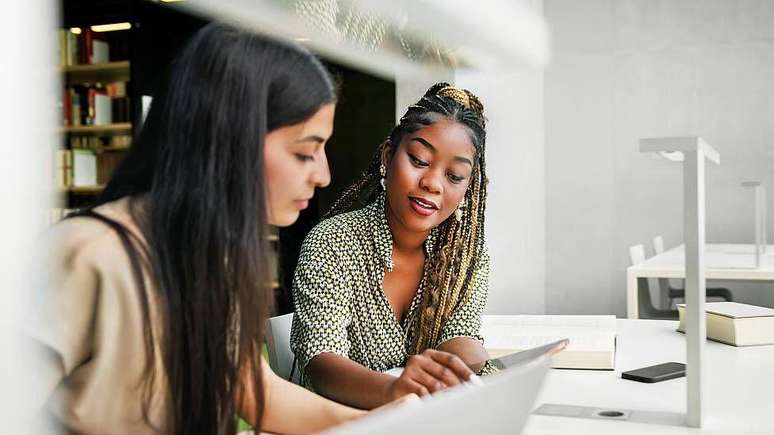 Explicar o que aprendemos para outra pessoa ajuda a aumentar o nosso rendimento. 'O c&eacute;rebro n&atilde;o aprende enquanto recebe informa&ccedil;&otilde;es, mas quando se esfor&ccedil;a para recuper&aacute;-la', segundo Noelia Valle