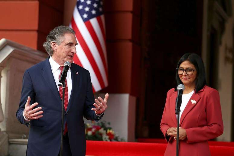 Delcy Rodr&iacute;guez disse na quarta-feira (4/3) ao secret&aacute;rio do Interior dos Estados Unidos, Doug Burgum, que seu governo est&aacute; disposto a cooperar com o de Trump