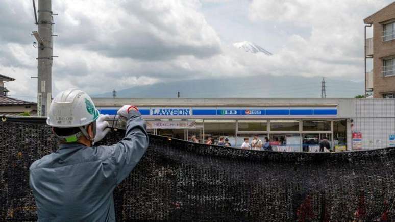 A instala&ccedil;&atilde;o de uma grande barreira para bloquear uma vista simb&oacute;lica do monte Fuji chegou &agrave;s manchetes em 2024