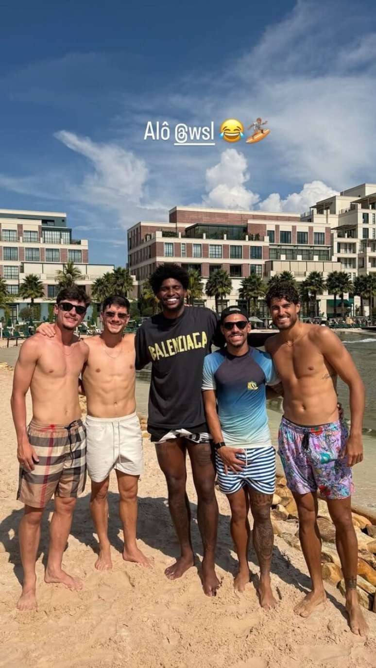 Jogadores do Corinthians aproveitam folga para pegar onda em clube da capital.