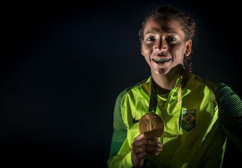 Rafaela Silva exibe sua medalha de ouro ol&iacute;mpica