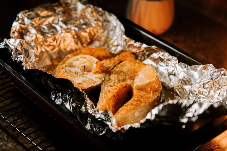 Truta assada com lim&atilde;o 