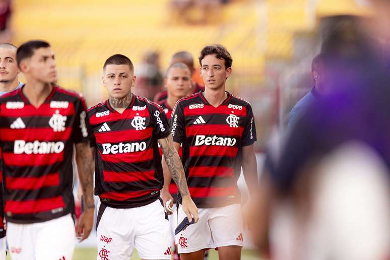 Jovens jogadores do Flamengo estreando no Campeonato Carioca, contra a Portuguesa, em 2026 &ndash;
