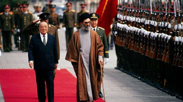 Ali Khamenei em maio de 1989, com o ent&atilde;o presidente chin&ecirc;s Yang Shangkun (1907-1998)