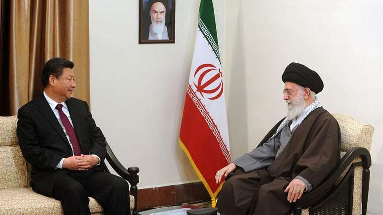 Xi e Khamenei na capital iraniana, Teer&atilde;, em 2016