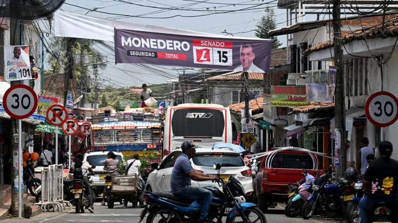 Rua de Caloto, no departamento do Cauca, na Colômbia, com propagandas eleitoral para a votação deste domingo, 8 de março de 2026.