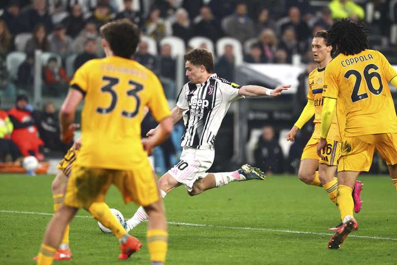 Kenan Yildiz finaliza para anotar o terceiro gol da Juventus na goleada sobre o Pisa &ndash;