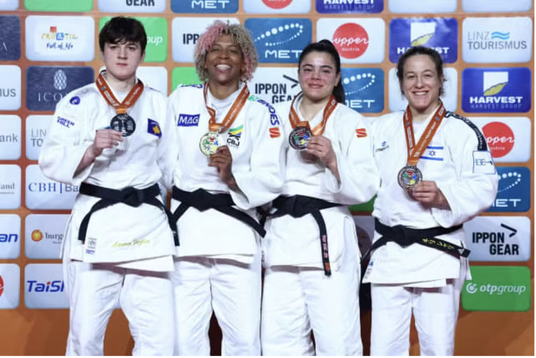 Rafaela Silva mostra a medalha de ouro no p&oacute;dio do Grand Prix da &Aacute;ustria
