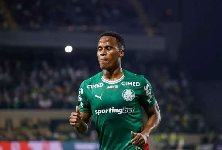 Jhon Arias, de novo, deve come&ccedil;ar o jogo entre os reservas