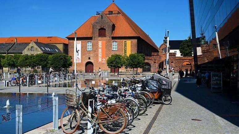 Copenhague, na Dinamarca, incentiva os visitantes a ir aos museus de bicicleta, como parte da sua iniciativa chamada CopenPay