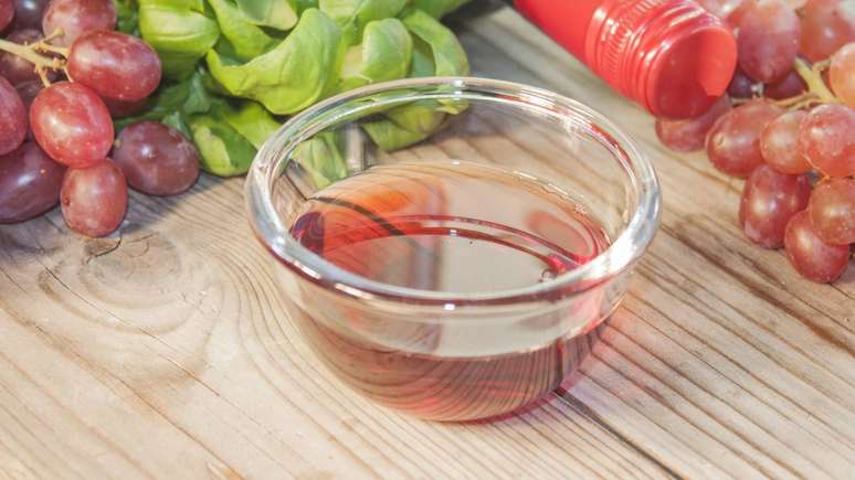 O vinagre de vinho tinto &eacute; um dos melhores para a sa&uacute;de principalmente pelo conjunto de antioxidantes e pela presen&ccedil;a do &aacute;cido ac&eacute;tico &ndash; depositphotos.com / dani.ronneberg