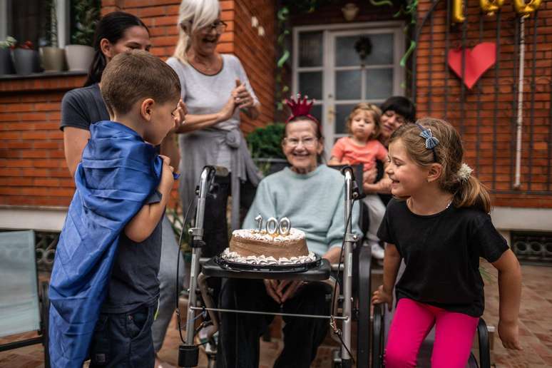'As pessoas que vivem at&eacute; os 100 anos parecem desafiar muitos aspectos do envelhecimento', segundo a professora de medicina geri&aacute;trica Mary Ni Lochlainn