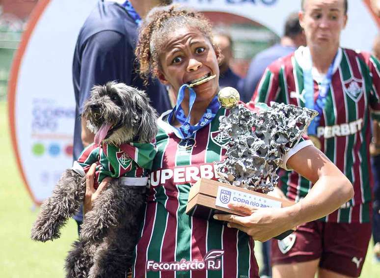 Carioca comemora com Pretinha, cadela &ldquo;torcedora ilustre&rdquo; do Fluminense &ndash;