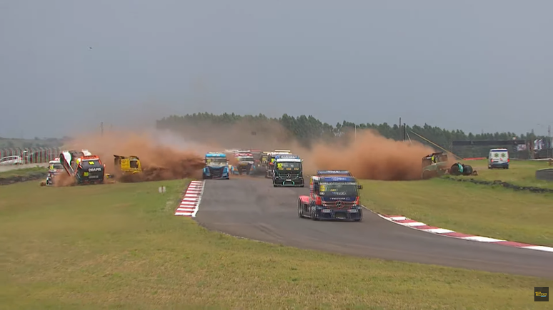 Forte acidente que marcou o in&iacute;cio da Corrida 2