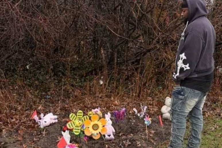 DeShaun visita local em que a mala foi encontrada