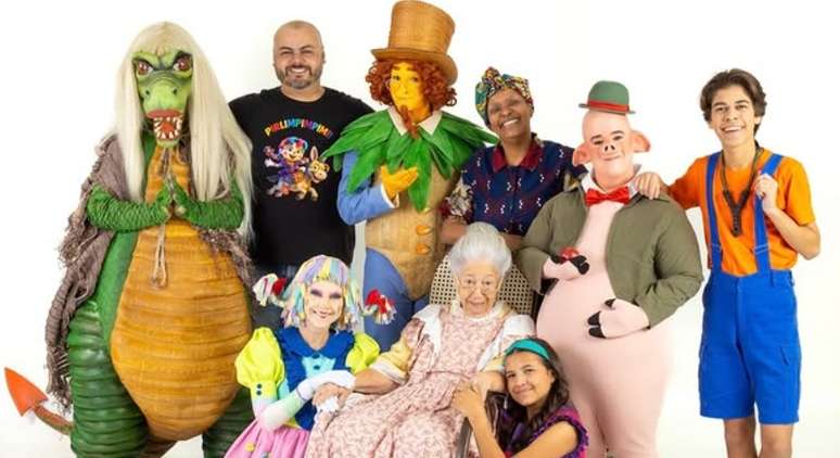 O diretor Jefferson Candido com os atores caracterizados: mais histórias do universo lúdico de Monteiro Lobato