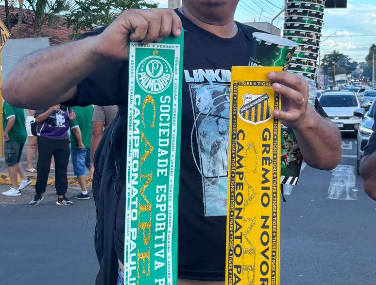 Vendedor com faixas de campe&atilde;o de Palmeiras e Novorizontino