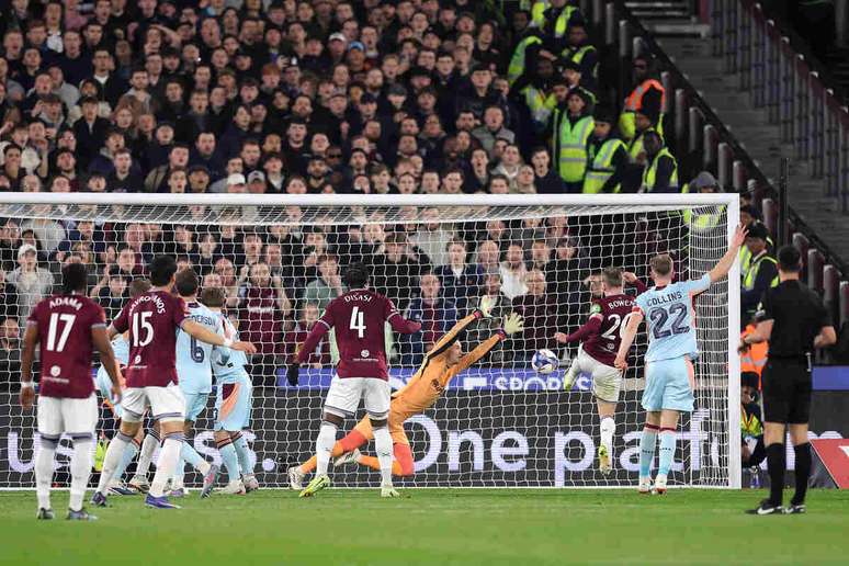 Momento do primeiro gol marcado por Jarrod Bowen na partida do West Ham contra o Brentford &ndash;