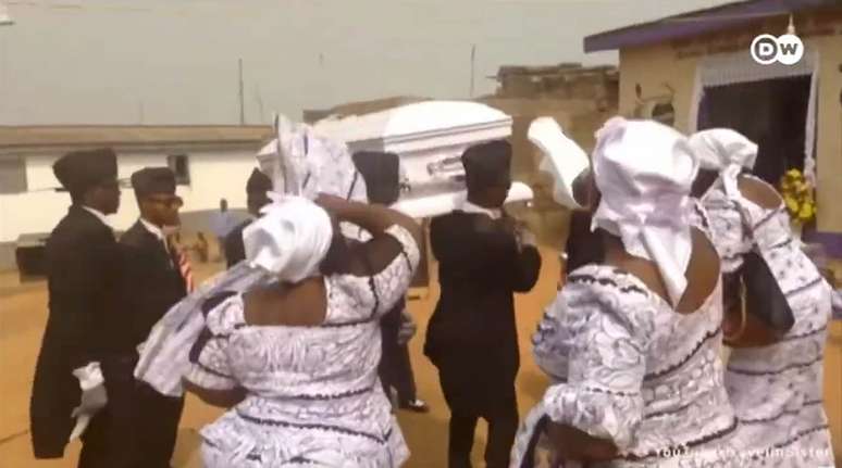 Funerais dan&ccedil;antes em Gana: mem&oacute;ria, respeito e comunidade em cada passo &ndash; Reprodu&ccedil;&atilde;o de v&iacute;deo