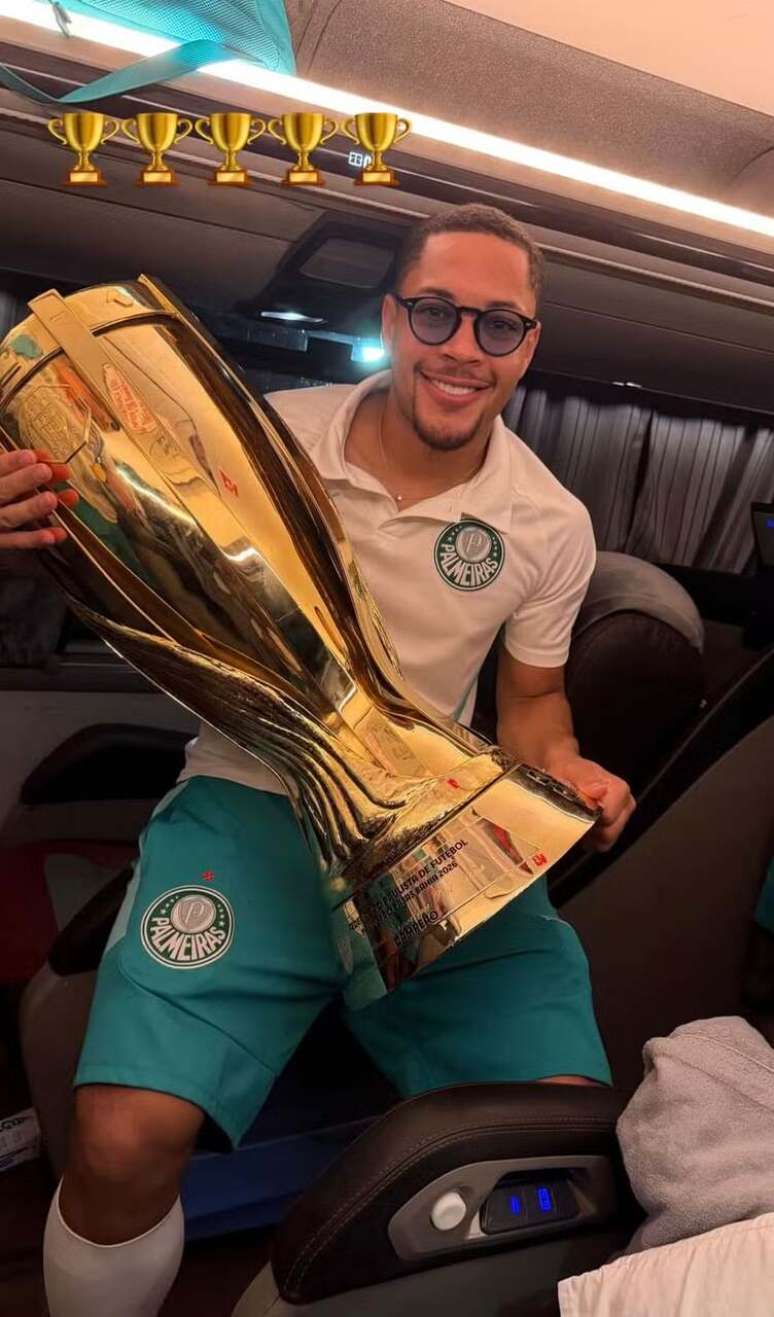 Vitor Roque postou foto com a ta&ccedil;a do Paulist&atilde;o 2026 &ndash;
