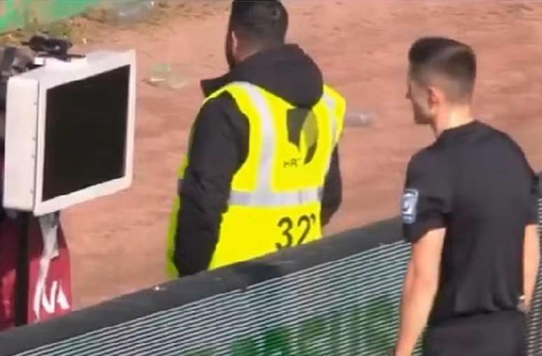 &Aacute;rbitro se dirige ao monitor do VAR e encontra a tela desligada &ndash;