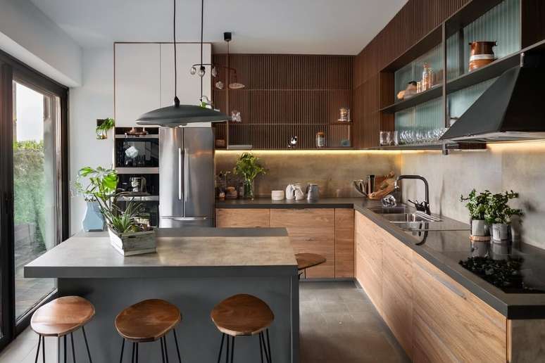 A combina&ccedil;&atilde;o de cores neutras e naturais ajuda a criar cozinhas mais equilibradas e convidativas 