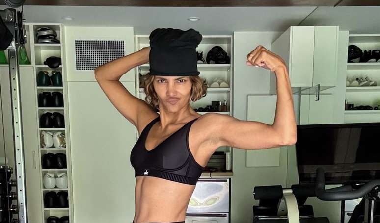 60 ఏళ్ళ వయసులో హాలీ బెర్రీ: 'నేను ఎప్పుడూ కండరాలను పొందాలని కోరుకోలేదు, నేను ఆరోగ్యంగా ఉండాలనుకుంటున్నాను'.