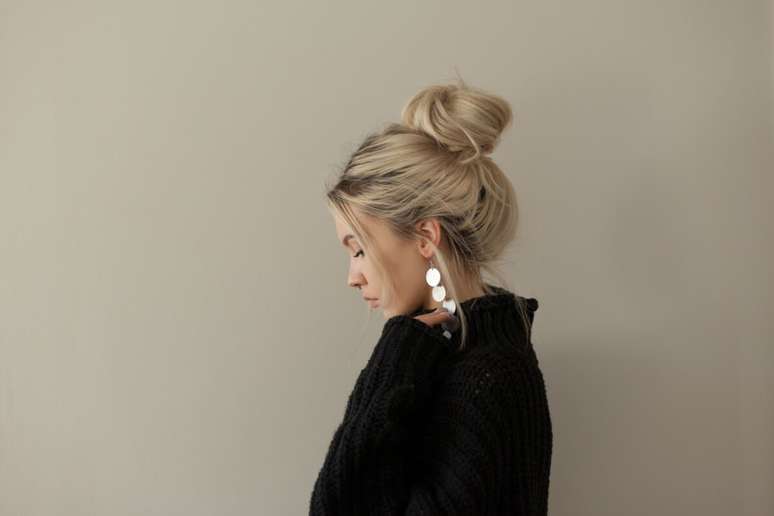 O coque despojado traduz movimento, leveza e criatividade 