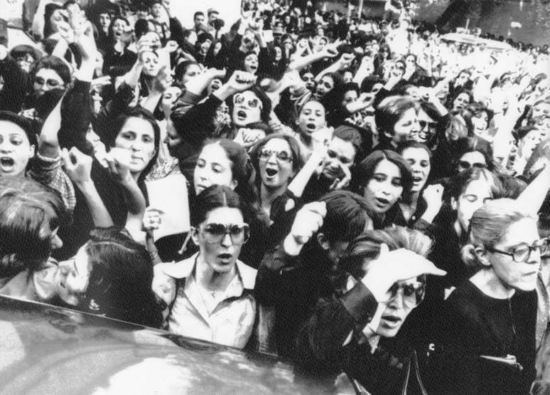 Cerca de 2.000 mulheres se reuniram em frente ao gabinete do presidente do Ir&atilde;, em 1979, para protestar contra o uso obrigat&oacute;rio do v&eacute;u por funcion&aacute;rias em reparti&ccedil;&otilde;es governamentais