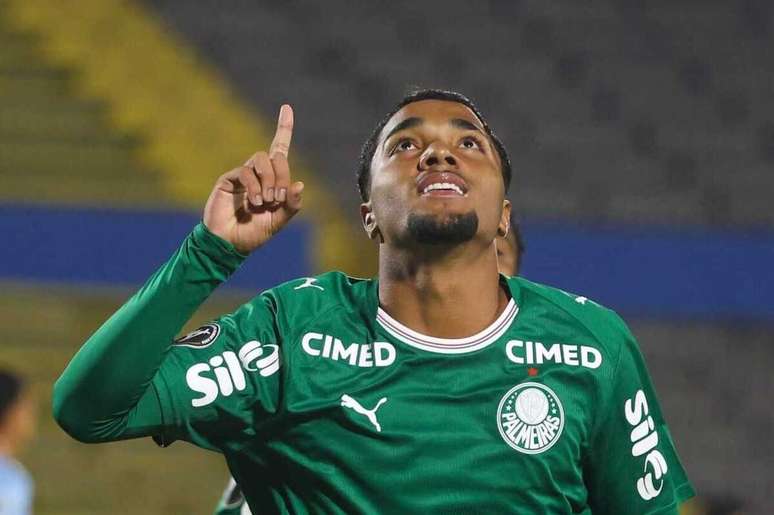 Heitor comemora gol na f&aacute;cil vit&oacute;ria alviverde sobre a Universidad de Quito &ndash;
