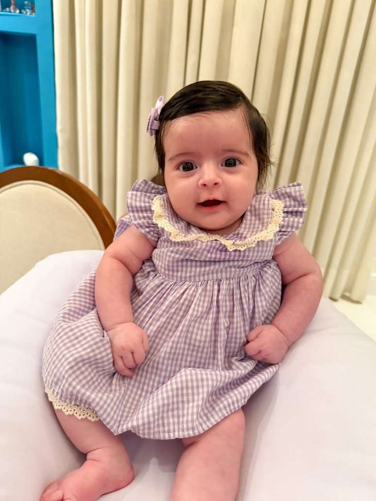 Filha de MC Guim&ecirc; encanta em fotos de mesvers&aacute;rio e semelhan&ccedil;a com o pai chama aten&ccedil;&atilde;o &mdash;