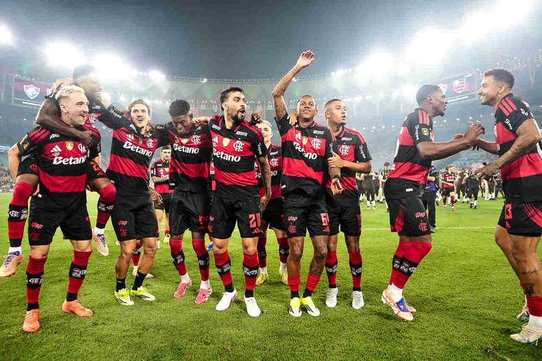 Jogadores do Flamengo fazem a festa com o t&iacute;tulo estadual &ndash;