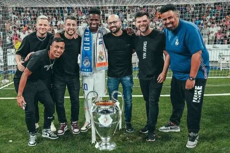 Eduardo Peixoto (segundo da direita para a esquerda) marcou presen&ccedil;a em uma das conquistas de Liga dos Campe&otilde;es por Vini Jr &ndash;