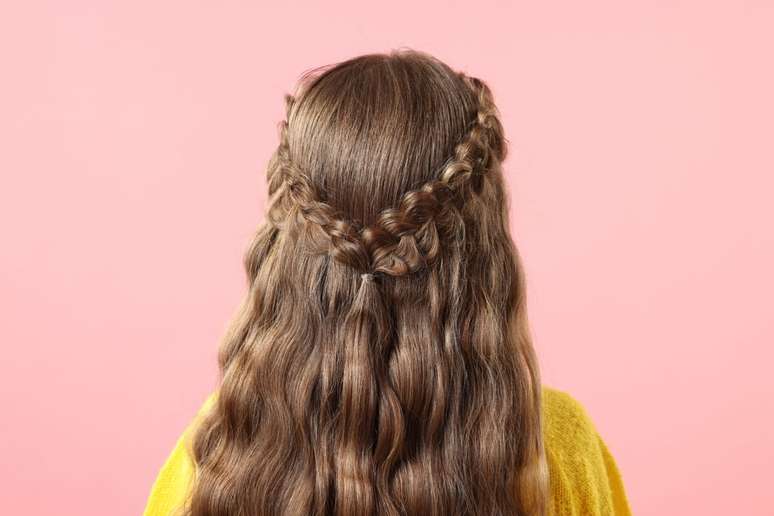 O semipreso baixo com tran&ccedil;a destaca a textura natural e o movimento dos fios 