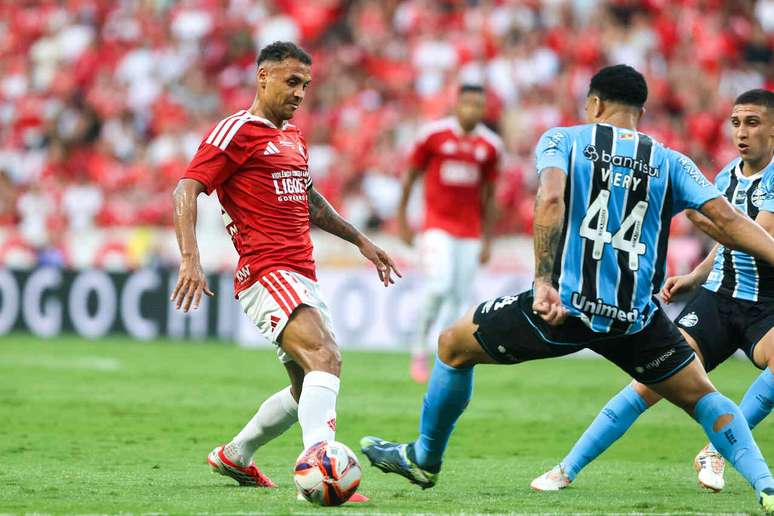 Gre-Nal teve pol&ecirc;micas com a arbitragem &ndash;