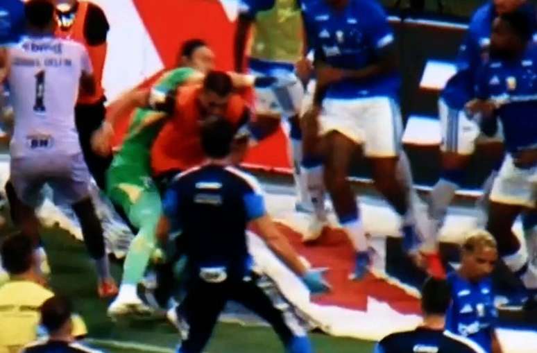 C&aacute;ssio se envolve em pancadaria durante o cl&aacute;ssico mineiro &ndash;