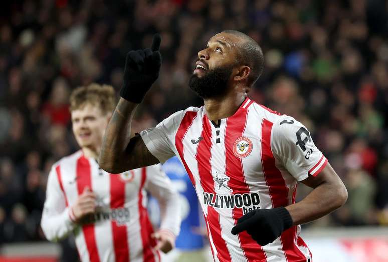 Igor Thiago comemorando um dos gols da vit&oacute;ria do Brentford 