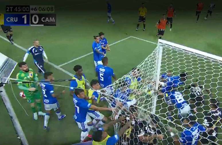 Pancadaria come&ccedil;ou a poucos segundos do fim do jogo &ndash;