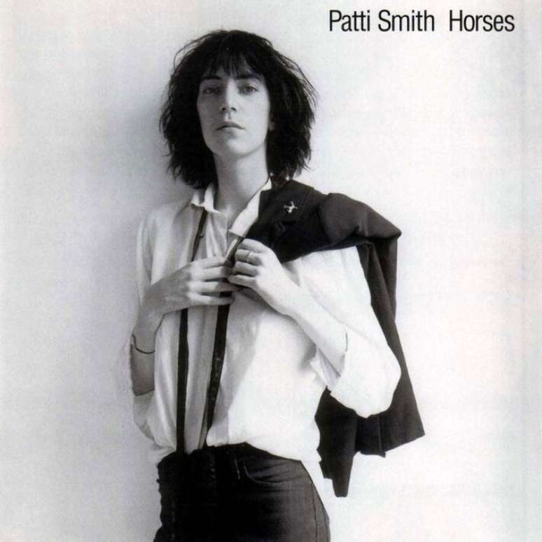 Capa de 'Horses': disco de estreia de Patti Smith foi gravado no m&iacute;tico Eletric Lady Studios e lan&ccedil;ado em 1975 sob a produ&ccedil;&atilde;o de John Cale (Velvet Underground) e fotos de Robert Mapplethorpe