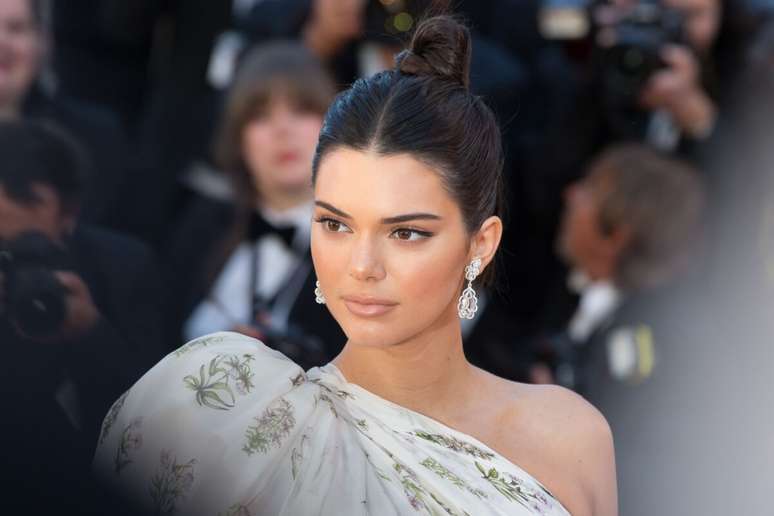 O coque sleek se adapta a diferentes estilos e funciona perfeitamente em todos os tipos de fios 