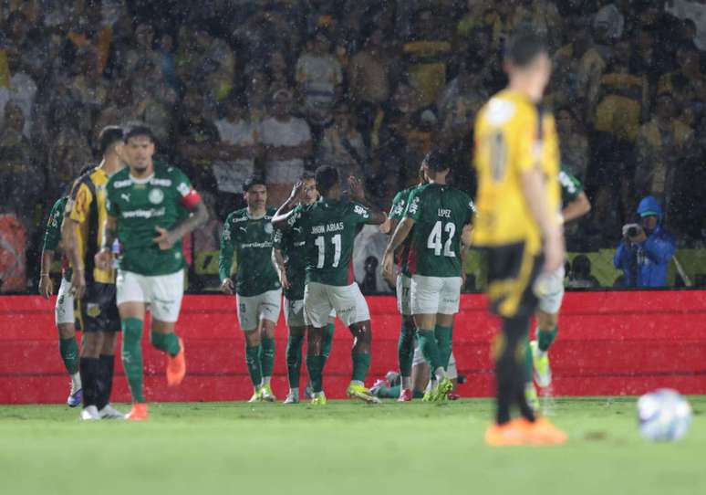 Jogadores do Palmeiras comemoram primeiro gol