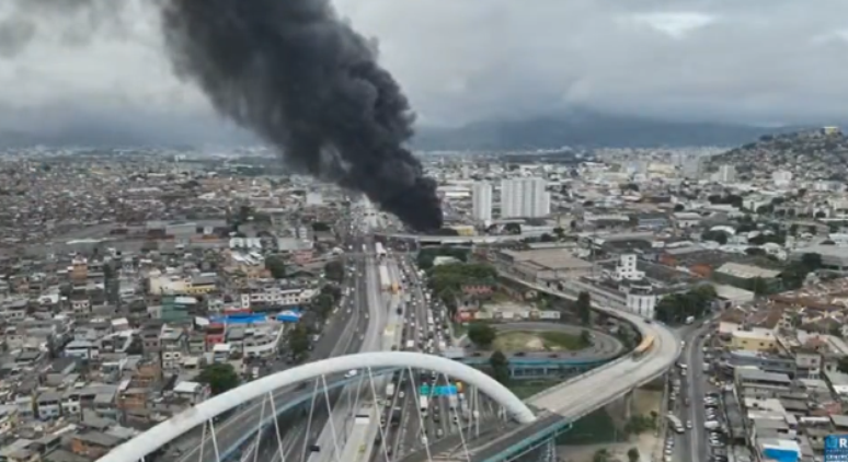 Fogo atingiu galp&atilde;o na Zona Norte do Rio