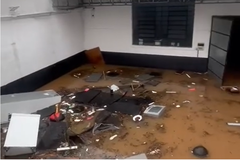 Equipamentos de academia ficaram destru&iacute;dos ap&oacute;s &aacute;gua invadir espa&ccedil;o durante temporal em SP